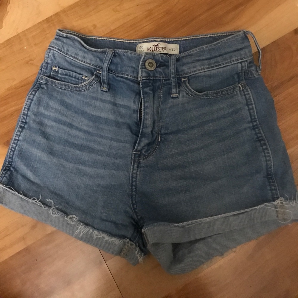Hollister denim shorts size: 00